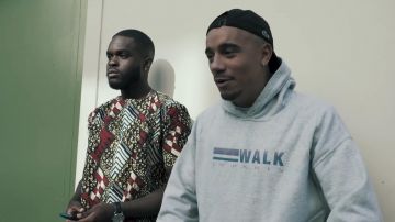 Le sweatshirt gris Walk in Paris de Mister V dans sa vidéo YouTube LE QUEBEC