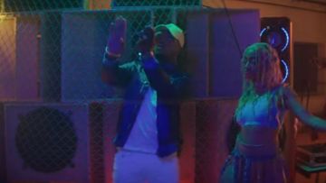 The cap's yellow Niska in the video clip, Liquid Shay