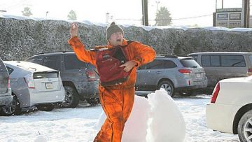 Rouge Sac à dos de Dwight Schrute (Rainn Wilson) dans Le Bureau (S06E11)