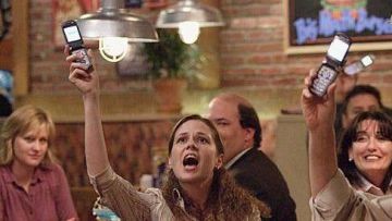 Flip Phone of Pam Beesly (Jenna Fischer) in The Office (S02E01)