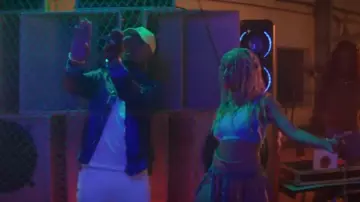 Le crop top blanc porté par Shay dans son clip Liquide feat. Niska