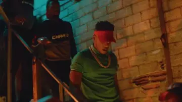 Les colliers chaines en or portés par Niska dans le clip Liquide de Shay