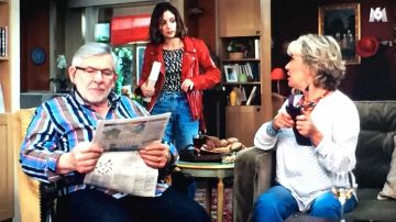 The biker jacket red worn by Chloe (Lucie Bourdeu) in a Family of 16.7.2019