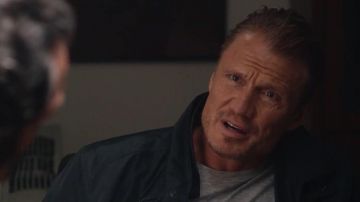 Camiseta gris Crew Neck usada por Aiden Hakansson (Dolph Lundgren) en The Tracker