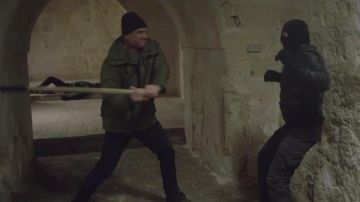Pantalón Negro Slim usado por Aiden Hakansson (Dolph Lundgren) en The Tracker