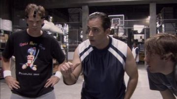 Anime Shirt de Dwight Schrute (Rainn Wilson) dans Le Bureau (S01E05)