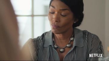 bleu et blanc de rayure chemisier porté par Carol Walker (Angela Bassett) dans Otherhood