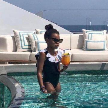 Stella Cove Noir et Blanc à Volants d'Une seule Pièce de Maillot de bain porté par Blue Ivy Carter, Capri, Italie, 24 juillet 2018