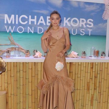 Michael Kors Collection Pleated Feathered Satin Slip Dress usado por Gigi Hadid Ciudad de Nueva York 16 de julio de 2019