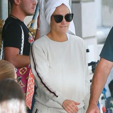 Olivia Von Halle Missy Sudadera a rayas de seda a rayas de Moscú usada por Jennifer Lopez Ciudad de Nueva York 15 de julio de 2019