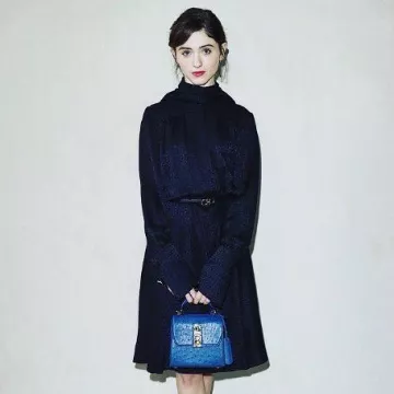 Bolso Ferragamo boxyz de Natalia Dyer en la cuenta de Instagram @nattyiceofficial