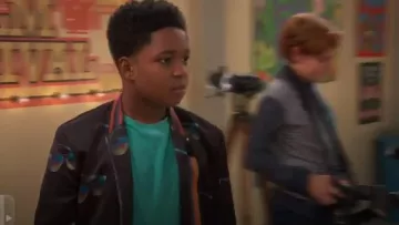 Paul Smith Sunglasses Satin Bomber Jacket usado por Booker Baxter en Raven's Home (Temporada 03 Episodio 05)