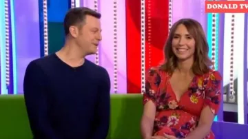 sudadera azul marino usada por Matt Baker en The ONE Show del 10 de abril de 2019