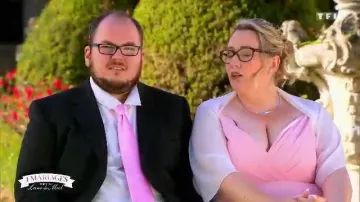 La cravate rose portée par Christopher (le mari d'Isabelle) dans 4 mariages pour 1 lune de miel émission du 12 juillet 2019 Reveal