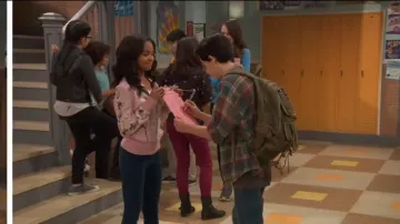Ted Baker Emylou Harmonie Impression Zip Cardigan porté par Navia Robinson dans le Corbeau de la Maison (Saison 03 Épisode 05)