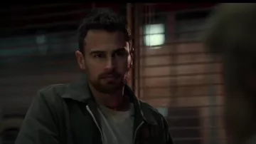 Camiseta beige Crew Neck usada por Ivan (Theo James) en Mentir y robar