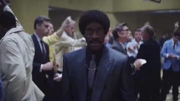 Chaqueta blazer gris de Mo Monroe (Don Cheadle) en Black Monday (Temporada 01)