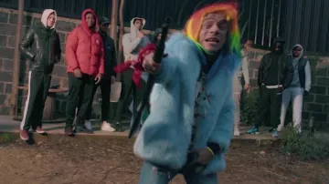 Le manteau bleu en fourrure de Mister V dans la vidéo YouTube OLD RAP VS NEW RAP (Ft Maskey, Jhon Rachid, Mister V, Freddy Gladieux, Aaram Anis)