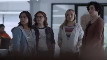 Madewell Whisper Cotton Longrock Stripe Crewneck Tee usado por Claire (Seri DeYoung) en Good Trouble (Temporada 02 Episodio 05)