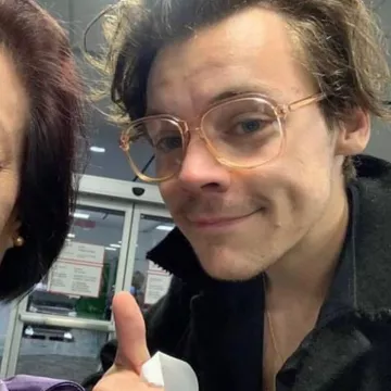 Gucci Ronde la Pêche Lunettes de soleil portées par Harry Styles Arrivant au Canada le 6 juillet 2019