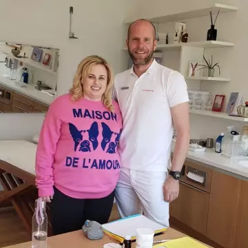 Gucci Pink Sweat with dog print "Maison de L'amour"  worn by Rebel Wilson on the Instagram account @rebelwilson
