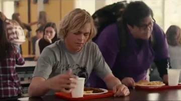 Gris crew neck t-shirt porté par Kyle Moore (Ross Lynch) mise à Jour de Statut