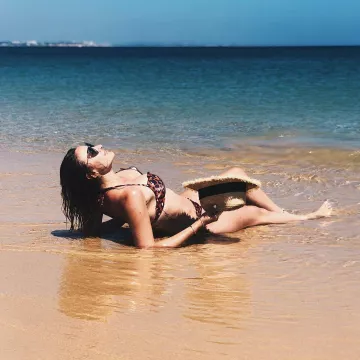 Le bas de Maillot Triangle à Motif Animalier de Rachel Legrain-Trapani sur le compte instagram de @racheltrapani