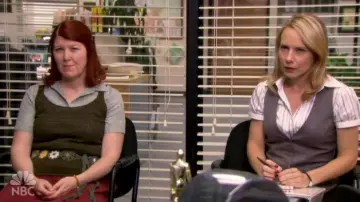 De blanc et de Gris Rayé Blouse de Holly Flax (Amy Ryan) dans L'Office (Saison 05 Épisode 02)
