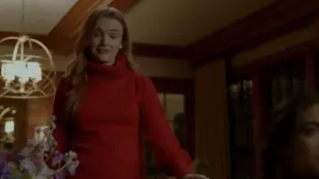 Le pull rouge à col roulé de Kirby Anders (Maddison Brown) dans Dynastie (S02E11)