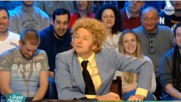 The Yellow shirt has long sleeves worn by David Greuse in the show " The Big Cactus on the 21st of March 2018