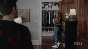 La veste léopard de Kirby Anders (Maddison Brown) dans Dynastie (S02E12)
