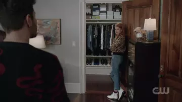 Les bottines blanches de Kirby Anders (Maddison Brown) dans Dynastie (S02E12)