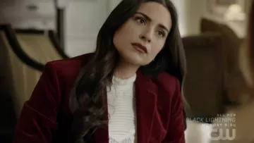 The velvet jacket bordeaux Crystal (Ana Brenda Contreras) in Dynasty (S02E13)