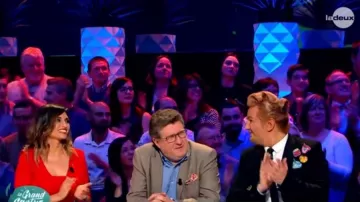 La camisa azul de manga larga usada por Thierry Luthers en el espectáculo Le Grand Cactus el 20 de abril de 2017
