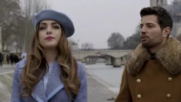 Le béret bleu ciel de Fallon Carrington (Elizabeth Gillies) dans Dynastie (S02E14)