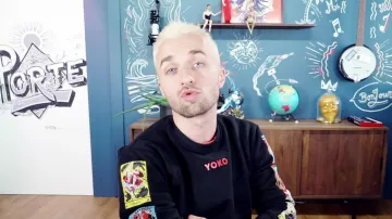 Le sweatshirt noir Yoko porté par Squeezie dans Ré­ponse à vos ques­tions (en­fin pas toutes car y'en a vrai­ment beau­coup mais pas mal quand même)