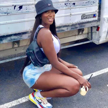 El plátano negro Balenciaga que lleva Aya Nakamura en la cuenta de Instagram de @ayanakamura_officiel