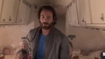 The t-shirt blue V-neck Ari Levinson (Chris Evans) in The Red Sea Diving Resort