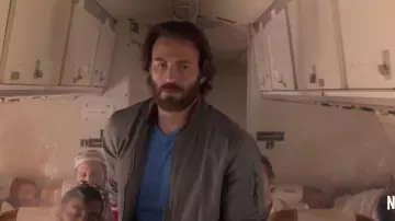 Le t-shirt bleu à col V de Ari Levinson (Chris Evans) dans The Red Sea Diving Resort