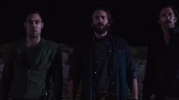 The denim shirt open Ari Levinson (Chris Evans) in The Red Sea Diving Resort