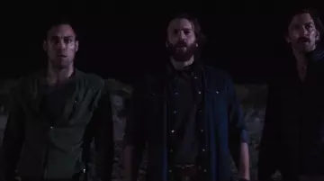 La chemise en jean ouverte de Ari Levinson (Chris Evans) dans The Red Sea Diving Resort