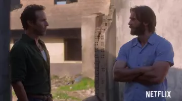 La chemise à manches courtes de Ari Levinson (Chris Evans) dans The Red Sea Diving Resort sur Netflix