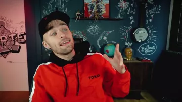 Le sweatshirt à capuche Yoko de Squeezie dans sa vidéo YouTube Une nouvelle histoire qui fait bien peur (courage)