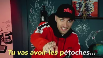 La casquette Yoko de Squeezie dans sa vidéo YouTube Une nouvelle histoire qui fait bien peur (courage)