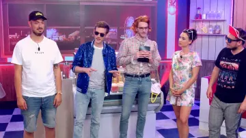 Les Lunettes de soleil en forme de coeur de Natoo dans BLINDTEST DES ANNÉES 80 feat. Natoo, Squeezie, Léopold, Tales From The Click, PV Nova