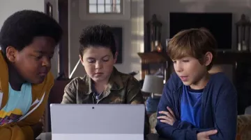 La sudadera azul marino con cremallera que lleva Max (Jacob Tremblay) en Good Boys