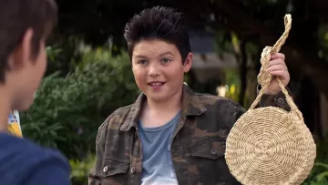 The bag in beige straw for a woman worn by Thor (Brady Noon) in Good Boys