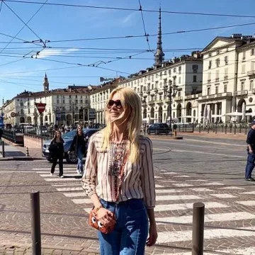 The Blouse round neck striped Claudia Schiffer on the account instagram of @claudiaschiffer