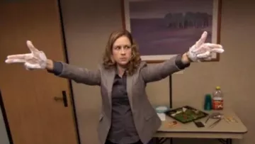 Lace Gloves of Pam Beesly (Jenna Fischer) in The Office (Season 06 Episode 10)