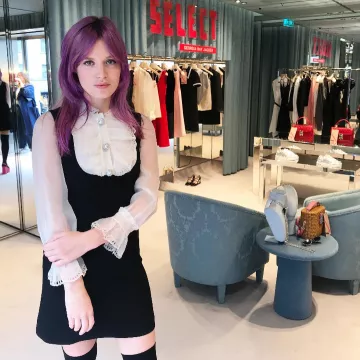 El vestido negro de casulla miu miu usada por Georgia May Jagger en la cuenta de Instagram de @georgiamayjagger